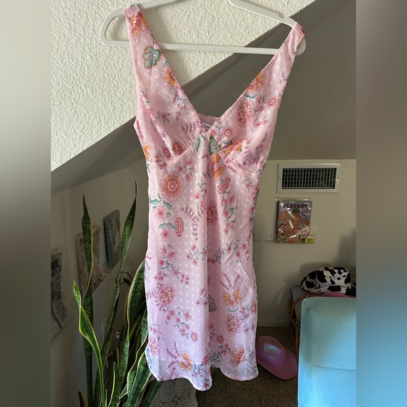 Beginning Boutique Marla Pink Floral Mini Dress
✨ sz small / 4 - Picture 5 of 9